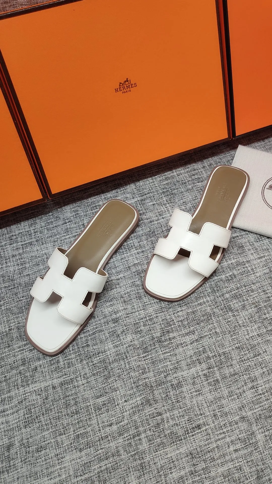 👟👟Ex-factory price P480👟👟 Women's shoe factory Hermes 💖The latest official website is updated at the same time. Premium quality upgraded version of slippers 1:1 production. Fabric: Made of counter cowhide fabric. Inner foot pads: Customized sheepskin [oversea order. The outsole is made of simulated leather non-slip rubber outsole. Regardless of the version or workmanship, it is the best among rubber soles. Color Black White Brown Total 3 colors, code number 35---40, flat bottom